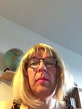 Snapshot of simone_xdressing chatting on March 15, 2026, 5:19 pm simone xdressing online show from March 15, 2026, 5:19 pm