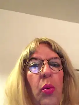 Snapshot of simone_xdressing chatting on March 18, 2026, 12:47 am simone xdressing online show from March 18, 2026, 12:47 am