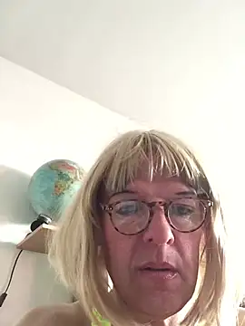 Snapshot of simone_xdressing chatting on March 22, 2026, 3:37 pm simone xdressing online show from March 22, 2026, 3:37 pm