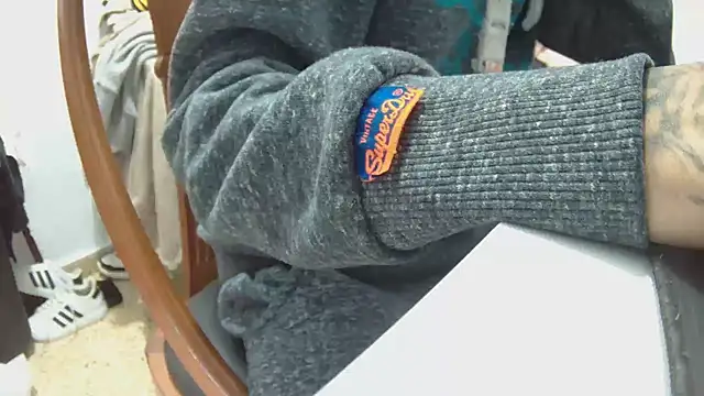 Calavera2001 online show from December 15, 2025, 1:26 pm