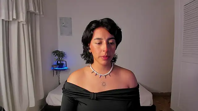 Snapshot of VictoriaAmelie chatting on November 22, 2025, 1:59 am VictoriaAmelie online show from November 22, 2025, 1:59 am