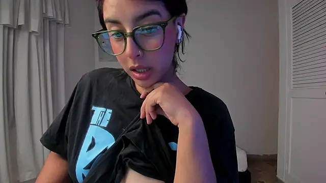 Snapshot of VictoriaAmelie chatting on November 26, 2025, 6:25 am VictoriaAmelie online show from November 26, 2025, 6:25 am