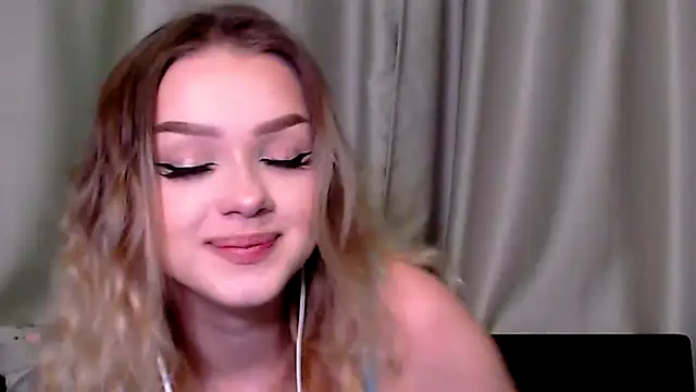 MissVelour online show from November 17, 2025, 4:24 pm