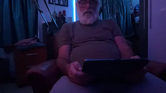 Snapshot of LeatherSdaddy chatting on April 4, 2026, 11:46 pm LeatherSdaddy online show from April 4, 2026, 11:46 pm