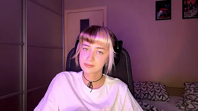 EmilySkyline online show from November 12, 2025, 5:19 am