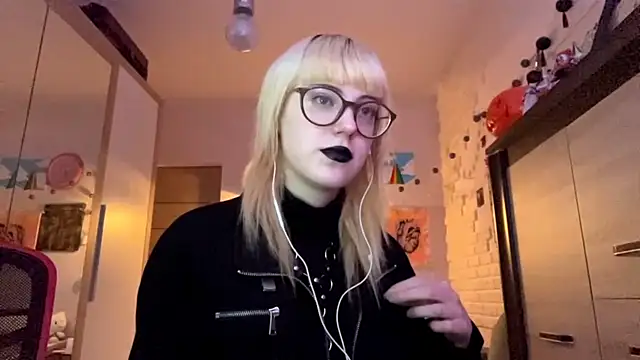 Snapshot of EffacedScan chatting on November 17, 2025, 2:12 pm EffacedScan online show from November 17, 2025, 2:12 pm