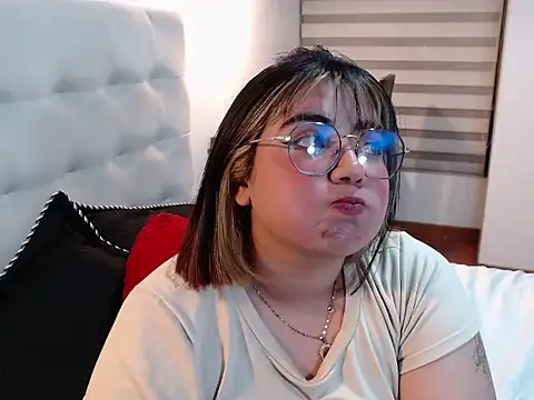 YiniBelle online show from December 23, 2025, 12:52 am