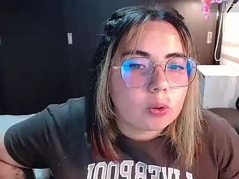 YiniBelle online show from March 9, 2026, 1:20 am