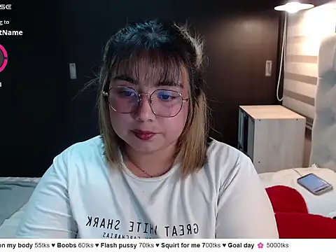 YiniBelle online show from March 12, 2026, 3:45 am