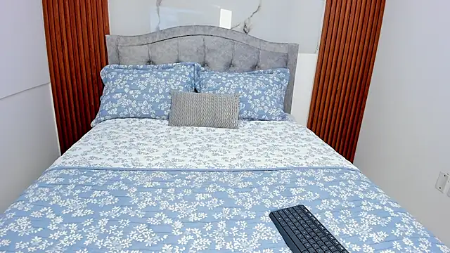 KaliBloom online show from December 2, 2025, 8:48 pm