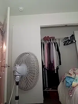 Snapshot of Gummiebear1230 chatting on December 4, 2025, 5:17 am Gummiebear1230 online show from December 4, 2025, 5:17 am