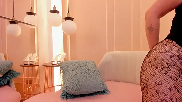 CarolinnaSaenz online show from March 30, 2026, 11:22 am