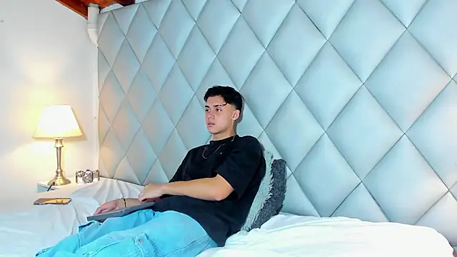 ZeusBrant online show from March 7, 2026, 1:52 pm