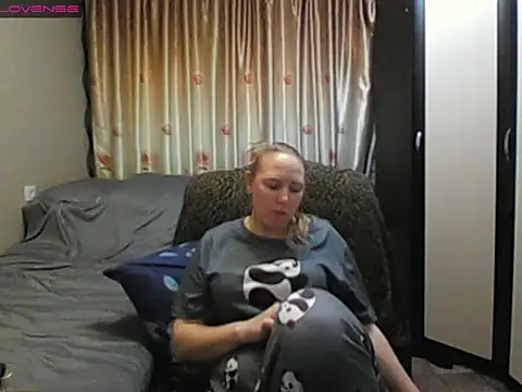 Snapshot of JenniDeep chatting on April 21, 2026, 3:28 pm JenniDeep online show from April 21, 2026, 3:28 pm