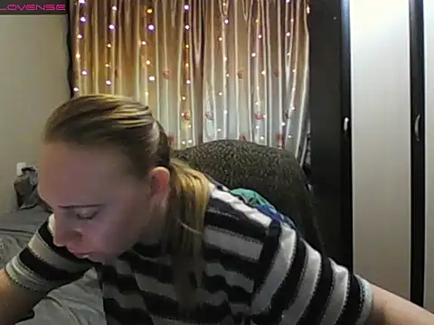 Snapshot of JenniDeep chatting on April 22, 2026, 3:35 pm JenniDeep online show from April 22, 2026, 3:35 pm