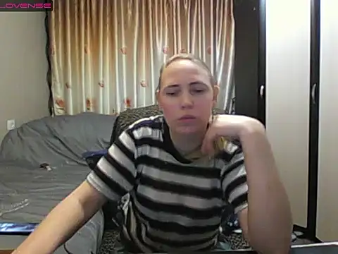 Snapshot of JenniDeep chatting on April 23, 2026, 8:55 pm JenniDeep online show from April 23, 2026, 8:55 pm