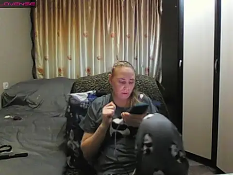 Snapshot of JenniDeep chatting on April 24, 2026, 5:04 pm JenniDeep online show from April 24, 2026, 5:04 pm