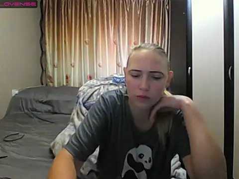 Snapshot of JenniDeep chatting on June 9, 2026, 7:42 am JenniDeep online show from June 9, 2026, 7:42 am
