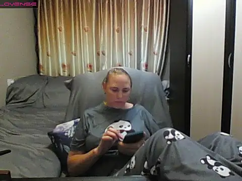 Snapshot of JenniDeep chatting on June 24, 2026, 3:33 pm JenniDeep online show from June 24, 2026, 3:33 pm