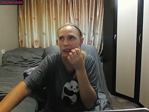 Snapshot of JenniDeep chatting on July 7, 2026, 4:55 pm JenniDeep online show from July 7, 2026, 4:55 pm