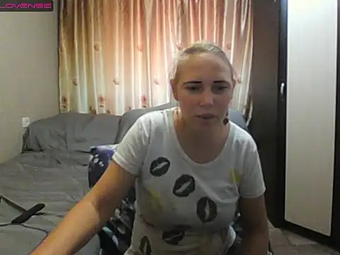 Snapshot of JenniDeep chatting on July 17, 2026, 12:12 pm JenniDeep online show from July 17, 2026, 12:12 pm