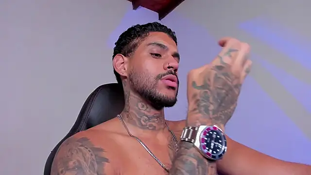 LuigiVitale 1 online show from November 19, 2025, 1:55 pm