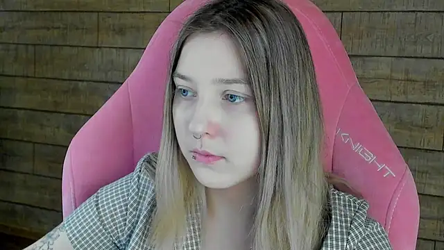 TinnaBurton online show from March 22, 2026, 4:43 pm