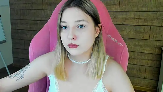 Snapshot of TinnaBurton chatting on May 6, 2026, 4:23 pm TinnaBurton online show from May 6, 2026, 4:23 pm