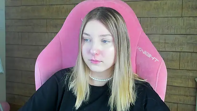 Snapshot of TinnaBurton chatting on May 21, 2026, 4:25 pm TinnaBurton online show from May 21, 2026, 4:25 pm