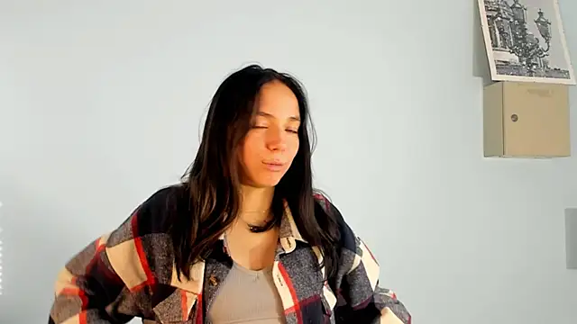 MildredCajigas online show from November 17, 2025, 8:31 am