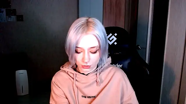 SophiaLur online show from November 24, 2025, 3:23 pm