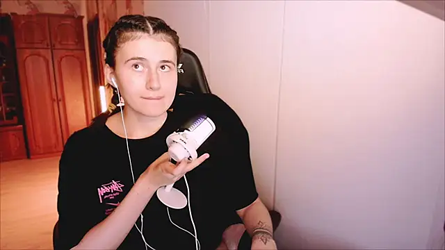 KristinaScott online show from February 13, 2026, 3:52 pm