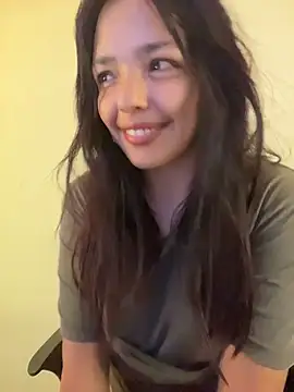 LaraDanverss online show from April 3, 2026, 9:24 pm