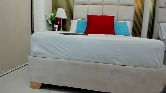 Katia Young online show from November 16, 2025, 9:09 pm