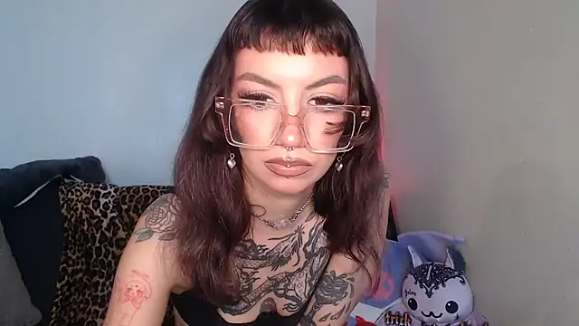 sugarthekitten online show from November 15, 2025, 9:32 pm