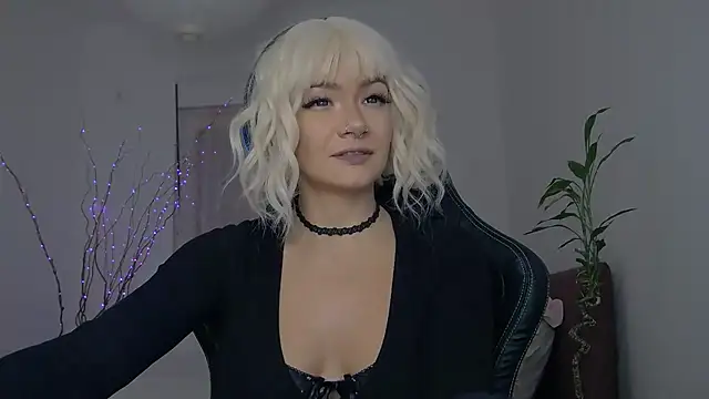 Snapshot of MiniMuse chatting on December 3, 2025, 10:13 am MiniMuse online show from December 3, 2025, 10:13 am