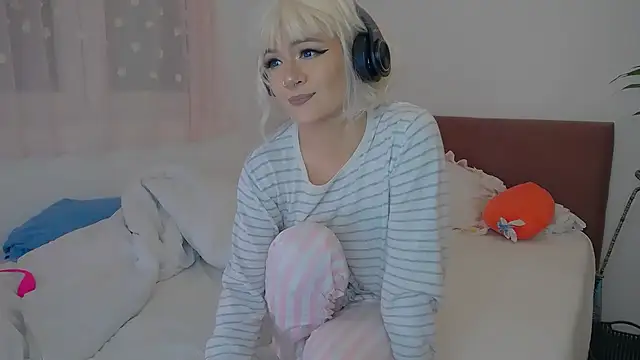 Snapshot of MiniMuse chatting on December 4, 2025, 1:09 pm MiniMuse online show from December 4, 2025, 1:09 pm