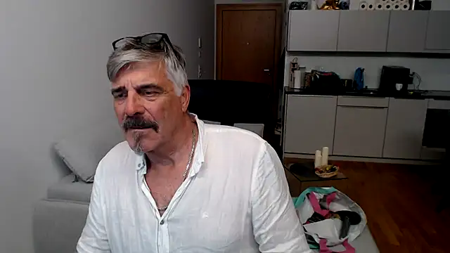 Snapshot of Buidapest chatting on January 16, 2026, 10:58 pm Buidapest online show from January 16, 2026, 10:58 pm