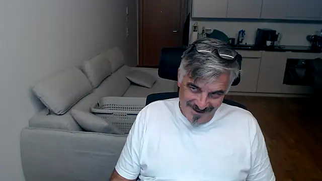 Snapshot of Buidapest chatting on February 2, 2026, 11:58 pm Buidapest online show from February 2, 2026, 11:58 pm