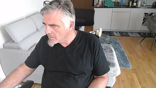 Buidapest online show from April 17, 2026, 1:14 pm