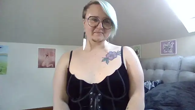 Snapshot of queerlyjaz chatting on November 30, 2025, 6:45 pm queerlyjaz online show from November 30, 2025, 6:45 pm