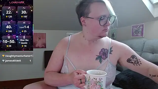 Snapshot of queerlyjaz chatting on May 15, 2026, 2:13 pm queerlyjaz online show from May 15, 2026, 2:13 pm
