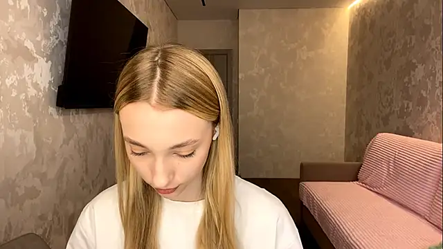 NikyHelton online show from November 19, 2025, 7:08 am