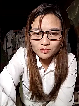 Snapshot of Lee-Thee chatting on December 3, 2025, 1:42 pm Lee-Thee online show from December 3, 2025, 1:42 pm