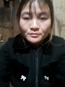 Snapshot of Lee-Thee chatting on December 5, 2025, 10:35 am Lee-Thee online show from December 5, 2025, 10:35 am