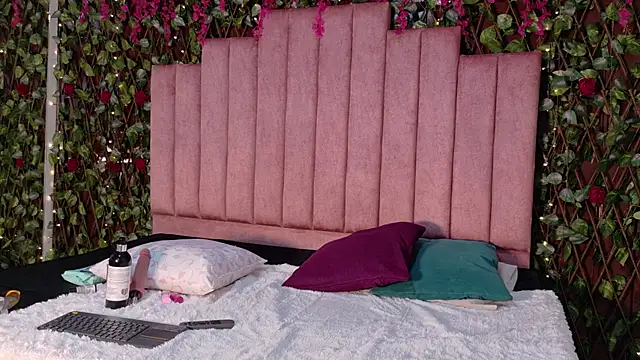 MiaJanss online show from January 5, 2026, 5:27 pm