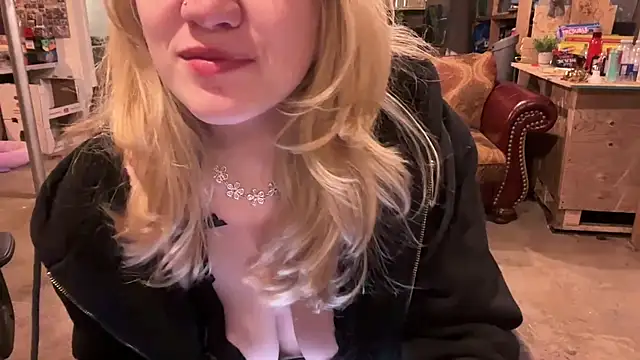 Snapshot of chaton_blanche chatting on March 2, 2026, 12:02 am chaton blanche online show from March 2, 2026, 12:02 am