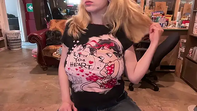 Snapshot of chaton_blanche chatting on March 5, 2026, 7:32 pm chaton blanche online show from March 5, 2026, 7:32 pm