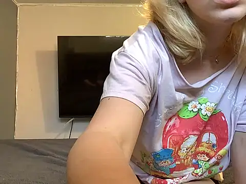 Snapshot of chaton_blanche chatting on April 27, 2026, 7:12 pm chaton blanche online show from April 27, 2026, 7:12 pm