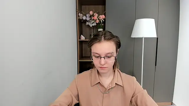 DelphaBoven online show from November 19, 2025, 2:22 am